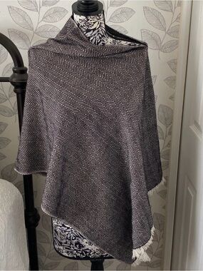 AYMA - Classic Black & White Chevron Poncho - Versatile Women's Shawl